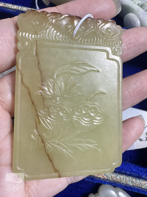 清 黄玉莲荷纹牌 - 图3